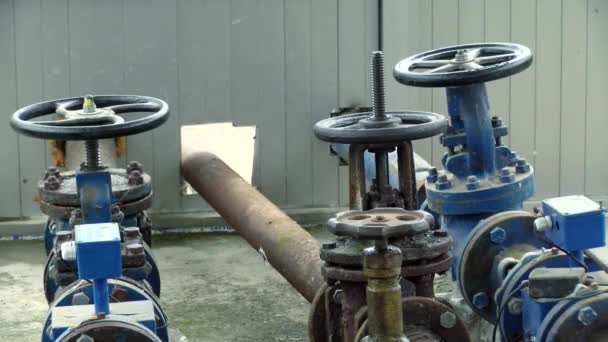 Oude Roestige Waterpijp Waterdrukklepstation Installatie Industriële Zuivering Apparatuur — Stockvideo