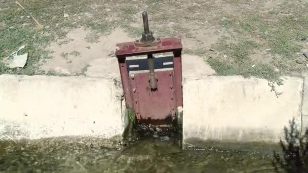 Błotna Rzeka Brązową Wodą Wolny Prąd Błotnista Rzeka Podczas Zimowej — Wideo stockowe