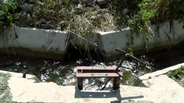 Rio Lamacento Com Água Castanha Corrente Lenta Rio Lamacento Durante — Vídeo de Stock