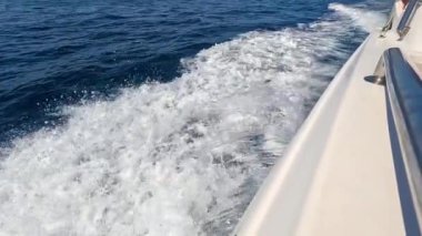 Sürat teknesi. Sürat teknesi güzel kızıl deniz suyunda yüzer. Ağır çekim. Bir jet ski denizin yüzeyinde koşuyor.. 