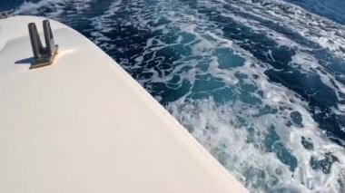 Sürat teknesi. Sürat teknesi güzel kızıl deniz suyunda yüzer. Ağır çekim. Bir jet ski denizin yüzeyinde koşuyor.. 