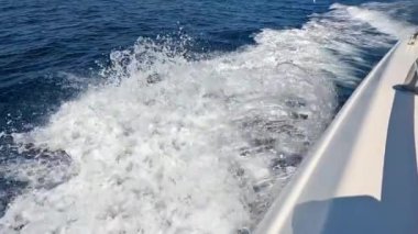 Sürat teknesi. Sürat teknesi güzel kızıl deniz suyunda yüzer. Ağır çekim. Bir jet ski denizin yüzeyinde koşuyor.. 