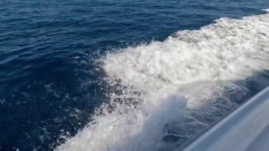 Sürat teknesi. Sürat teknesi güzel kızıl deniz suyunda yüzer. Ağır çekim. Bir jet ski denizin yüzeyinde koşuyor.. 