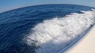 Sürat teknesi. Sürat teknesi güzel kızıl deniz suyunda yüzer. Ağır çekim. Bir jet ski denizin yüzeyinde koşuyor.. 