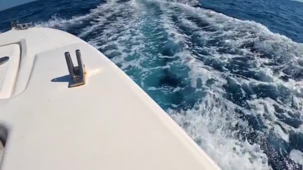スピードボート スピードボートは美しい赤い海の水に浮かぶ スローモーション ジェットスキーが海面を横切る — ストック動画