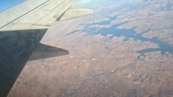 Avion. Voler et voyager, vue de la fenêtre de l'avion sur l'aile. au ralenti. Vue de la fenêtre de l'avion. Regardant à travers les aéronefs de fenêtre pendant le vol dans l'aile.