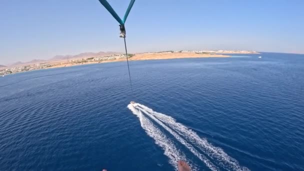 Parasailing Water Amusement Vliegen Een Parachute Achter Een Boot Een — Stockvideo