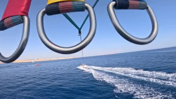 Parasailing Diversión Agua Volando Paracaídas Detrás Barco Unas Vacaciones Verano — Vídeo de stock
