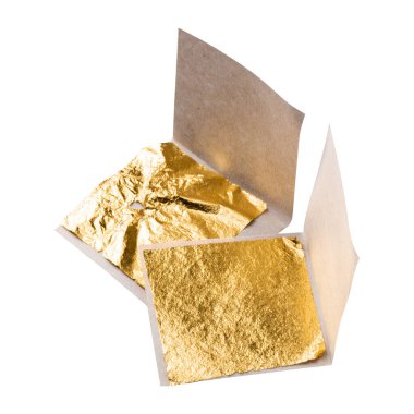 Beyaz arkaplanda izole edilmiş Altın folyo veya altın yaprak