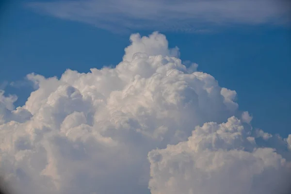 Nubes Esponjosas Blancas Fondo Azul Del Cielo —  Fotos de Stock