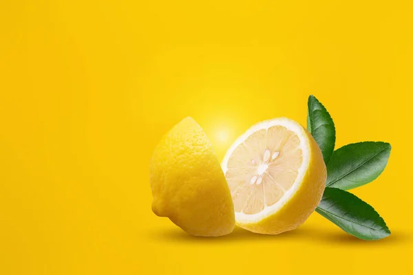在黄色背景下分离的切片柠檬果 — 图库照片