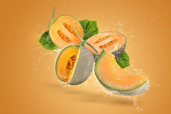 Wasser Spritzt Ganzen Und Scheiben Orangen Japanische Melonen Oder Cantaloupe — Stockfoto