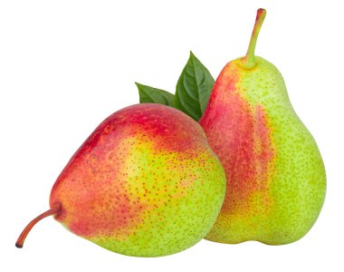 Yeşil armutlar ikiye bölünmüş ve beyaz bir arka planda ayrı ayrı parçalara ayrılmış.