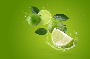 Yeşil arka planda izole taze yeşil kireç üzerinde su sıçraması