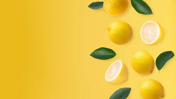 Kreativ Layout Gjord Citron Och Gröna Citronblad Pastellgul Bakgrund Fruktminimalt — Stockfoto