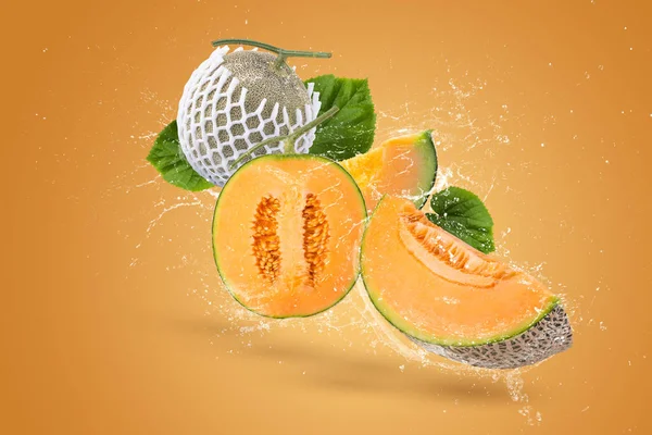 Víz Fröccsenő Egész Szelet Narancs Japán Dinnye Vagy Sárgadinnye Dinnye — Stock Fotó