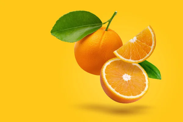 Kreatives Layout Aus Frischen Orangenfrüchten Auf Pastellorangefarbenem Hintergrund Minimales Konzept — Stockfoto