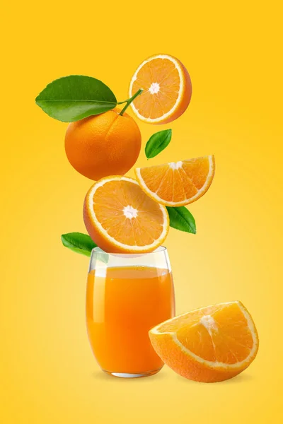 Творческая Компоновка Свежих Апельсиновых Фруктов Стакана Апельсинового Сока Апельсиновом Фоне — стоковое фото