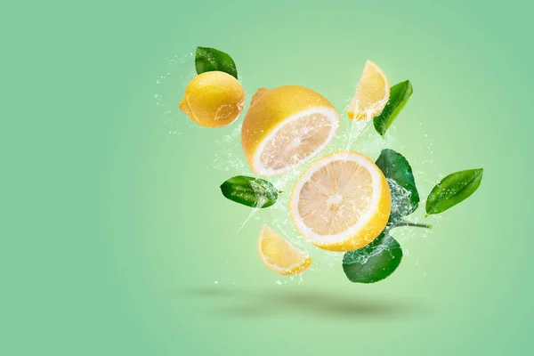 Kreatives Layout Aus Zitronenfrucht Und Zitronenscheiben Und Wasser Auf Grünem — Stockfoto