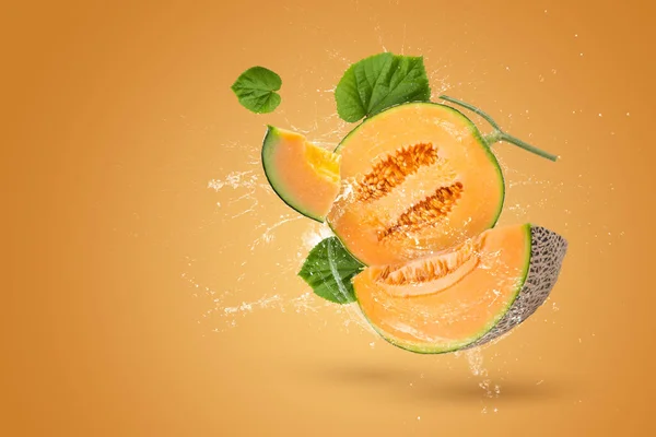 Wasser Spritzt Ganzen Und Scheiben Orangen Japanische Melonen Oder Cantaloupe — Stockfoto