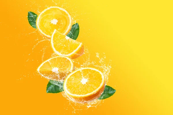 Kreatives Layout Aus Frischen Orangenfrüchten Und Wasser Das Auf Pastellorangefarbenem — Stockfoto