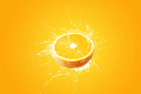 Kreatives Layout Aus Frisch Geschnittenen Orangen Und Orangenfrüchten Und Wasser — Stockfoto