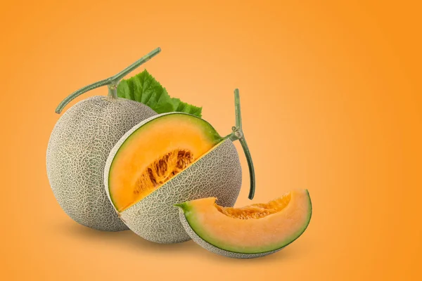 Cantaloupe Meloen Geïsoleerd Oranje Achtergrond — Stockfoto