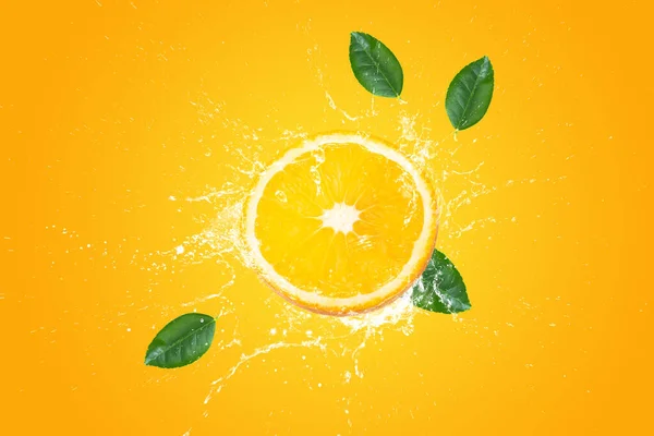 Kreatives Layout Aus Frisch Geschnittenen Orangen Und Orangenfrüchten Und Wasser — Stockfoto