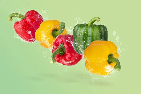 Tvůrčí Rozložení Vody Stříkající Žlutou Paprika Bell Zelená Paprika Bell — Stock fotografie
