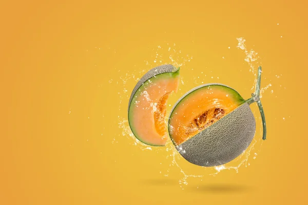 Kreatives Layout Aus Ganzen Und Scheiben Orangefarbener Japanischer Melonen Oder — Stockfoto