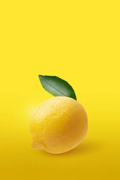 Diseño Creativo Hecho Fruta Limón Hojas Aisladas Sobre Fondo Amarillo — Foto de Stock