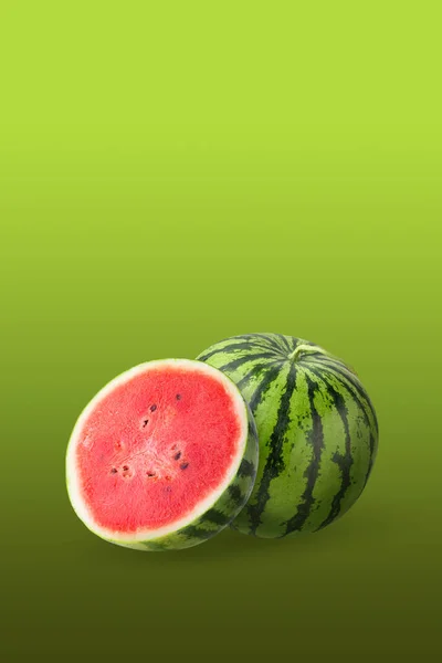 Kreatives Layout Aus Wassermelonenfrüchten Und Isoliert Auf Grünem Hintergrund — Stockfoto