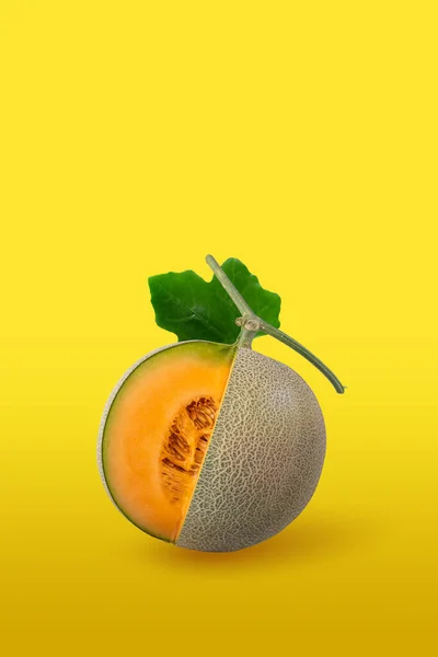 Kreatives Layout Aus Orangefarbenen Japanischen Melonen Und Blättern Auf Gelbem — Stockfoto