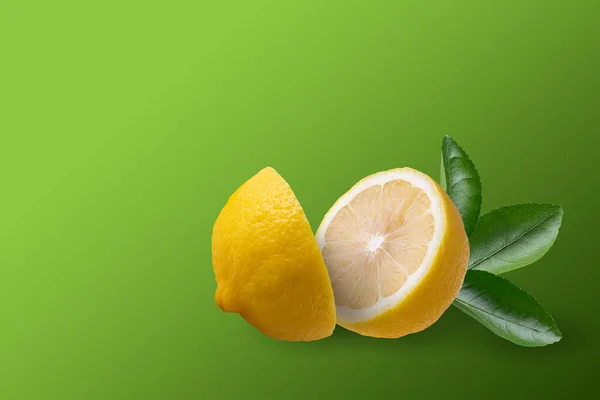 Kreatives Layout Aus Frisch Geschnittenen Zitronenfrüchten Isoliert Auf Grünem Hintergrund — Stockfoto