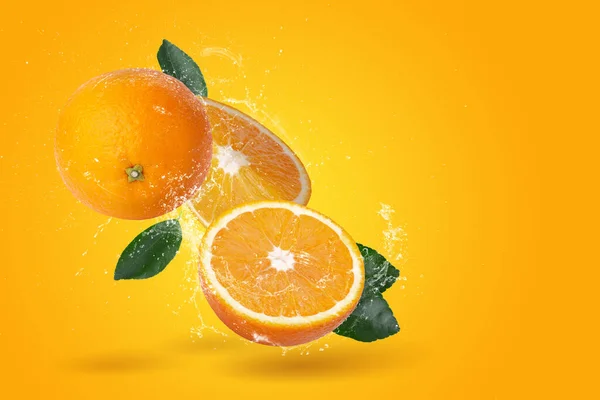 Kreatives Layout Aus Frisch Geschnittenen Orangen Und Orangenfrüchten Mit Wasser — Stockfoto
