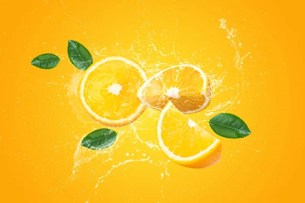 Kreatives Layout Aus Frisch Geschnittenen Orangenfrüchten Und Wasser Auf Orangefarbenem — Stockfoto