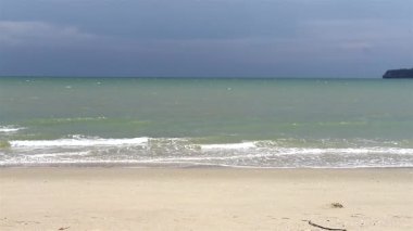 Turkuaz deniz dalgaları kumlu sahil şeridinde koparken çok güzel. Altın plaj buluşması derin mavi okyanus suyu ve köpüklü dalgalar
