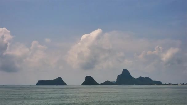 Vele Witte Wolken Die Zich Zee Vormen Kunnen Een Spectaculair — Stockvideo