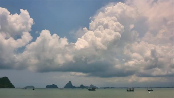 Vele Witte Wolken Die Zich Zee Vormen Kunnen Een Spectaculair — Stockvideo