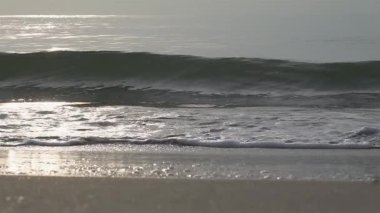 Yavaş çekim Okyanus dalgaları kumsala çarpıyor