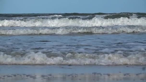 Slow Motion Shot Ocean Waves Estrellándose Sandy Beach — Vídeos de Stock