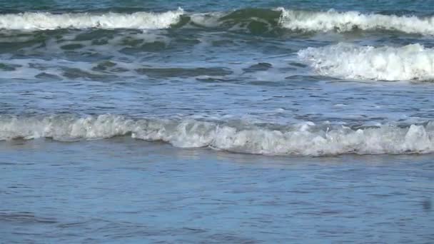 Slow Motion Shot Ocean Waves Crashing Sandy Beach — Stock video