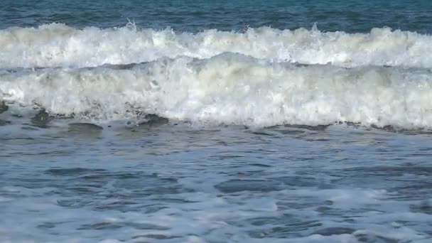 Slow Motion Shot Ocean Waves Crashing Sandy Beach — Stock video