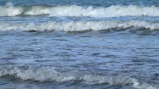 Slow Motion Shot Ocean Waves Estrellándose Sandy Beach — Vídeos de Stock