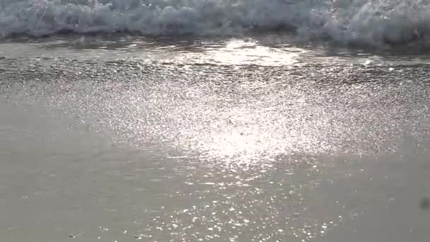 Slow Motion Girato Onde Oceaniche Che Schiantano Sulla Spiaggia Sabbia — Video Stock