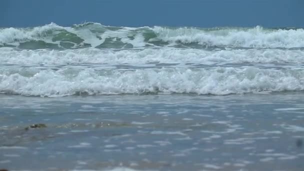 Lambat Motion Shot Ocean Waves Crashing Sandy Beach — Stok Video