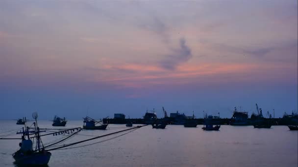 Сутінки Над Затокою Причаляються Човни Можуть Бути Прекрасним Спокійним Видовищем — стокове відео