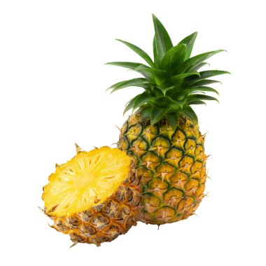 Olgun ananas, beyaz arka planda izole edilmiş tropikal meyvedir..