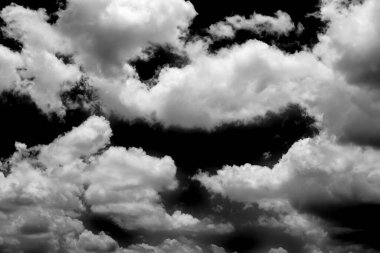 Siyah arkaplandaki beyaz bulutlar gerçek bulutlara sahiptir. Beyaz bulut, siyah arka planda izole olmuş gerçekçi bir bulut. Beyaz tüylü kümülüs bulutu siyah arkaplanda izole edilmiş