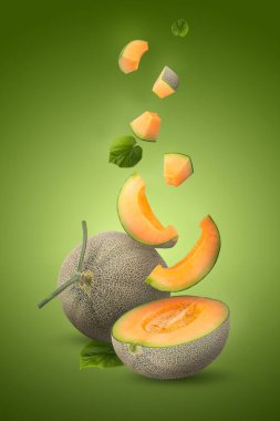 Tam ve dilimlenmiş portakal portakalı kavun ya da yeşil arka planda yaprakları olan kavun.